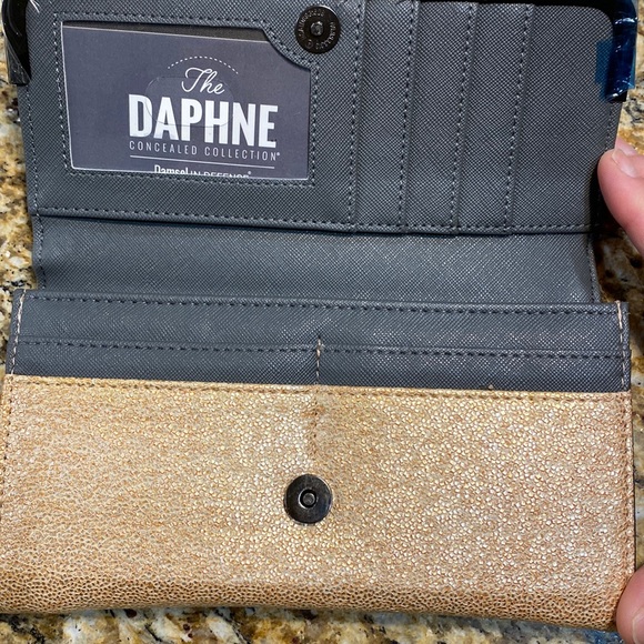 Damsel In Defense Soft Shelly Wallet RFID * - Picture 2 of 5